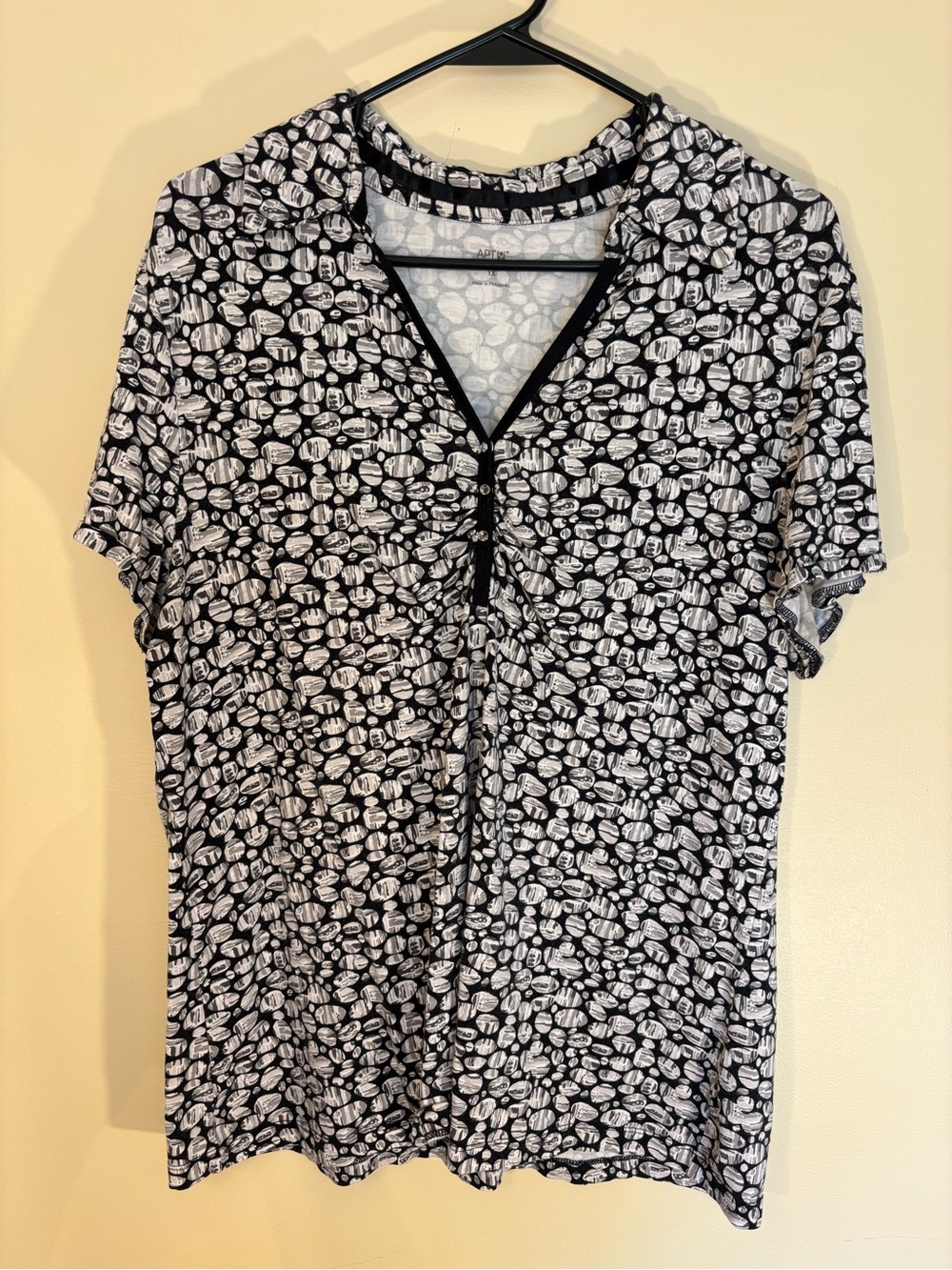 Apt. 9 Black and White Short Sleeve V-Neck Tee